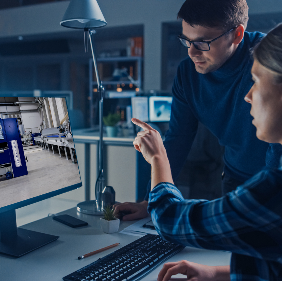 wotech-woman-and-man-discussing-in-front-of-computer