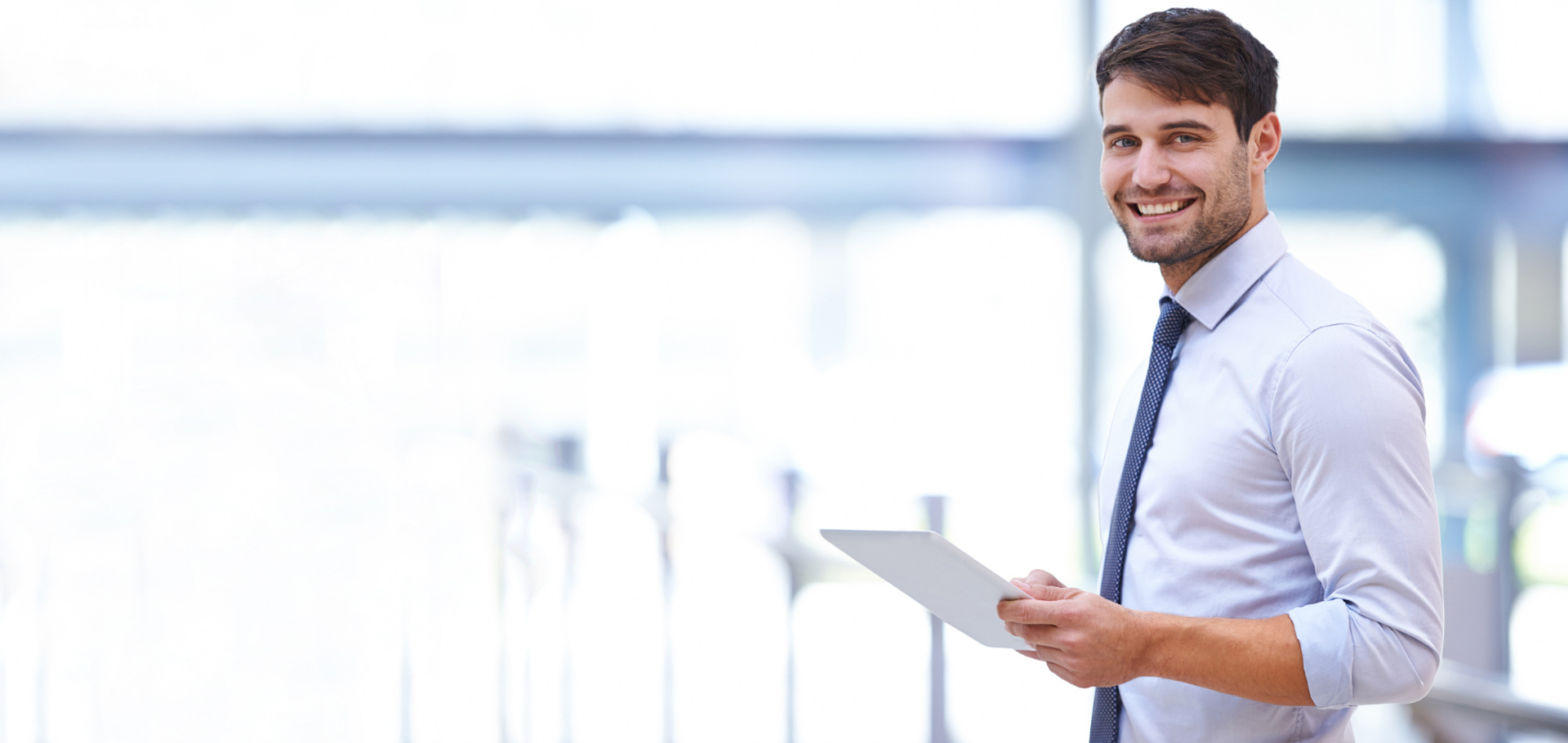 wotech-service-support-mann-haelt-tablet-buero