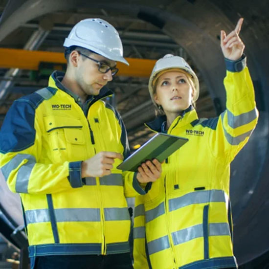 wo-tech-teaser-service-construction-worker-in-yellow-work-clothes